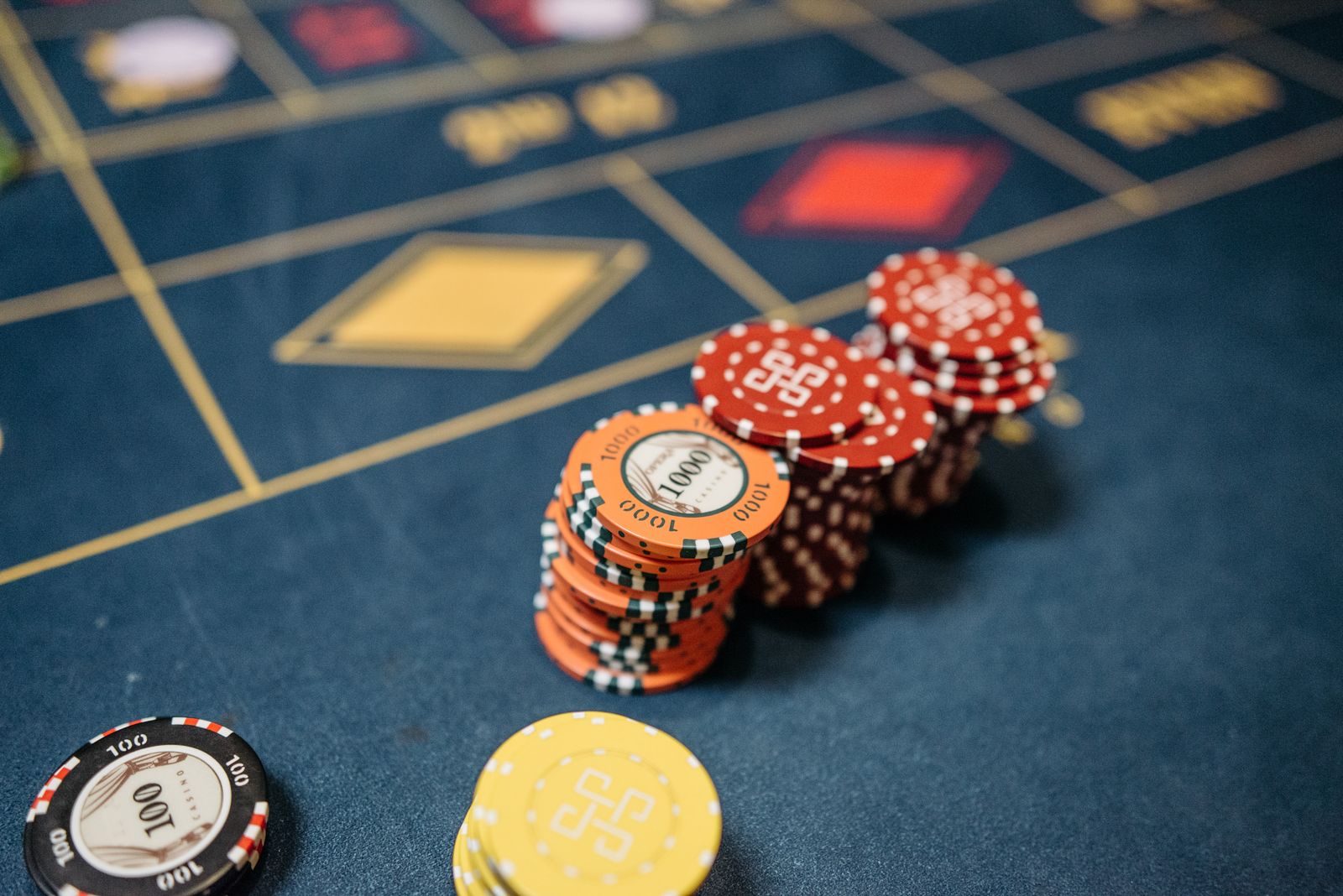Chip trên bàn casino minh họa