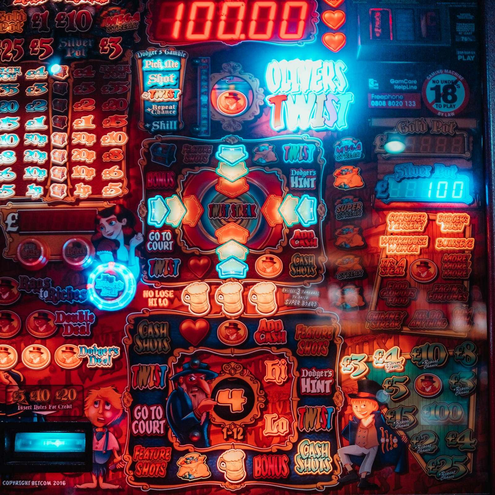 Máy slot trong sảnh giải trí