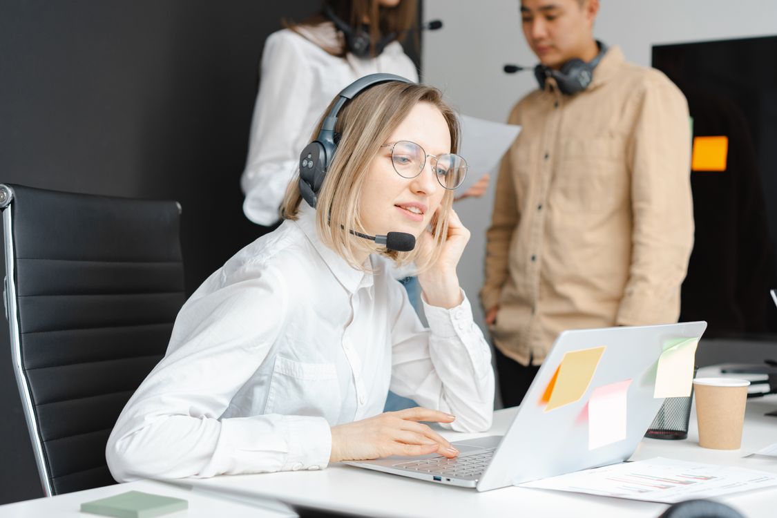 Nhân viên hỗ trợ khách hàng minh họa